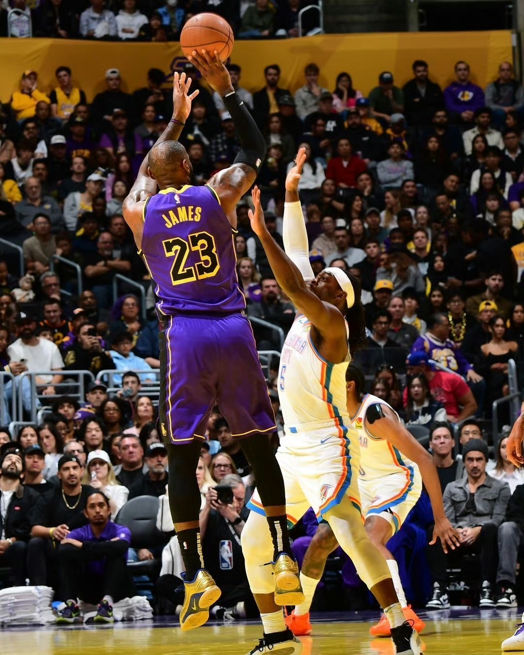 湖人逆转雷霆，西亚卡姆状态火热的简单介绍