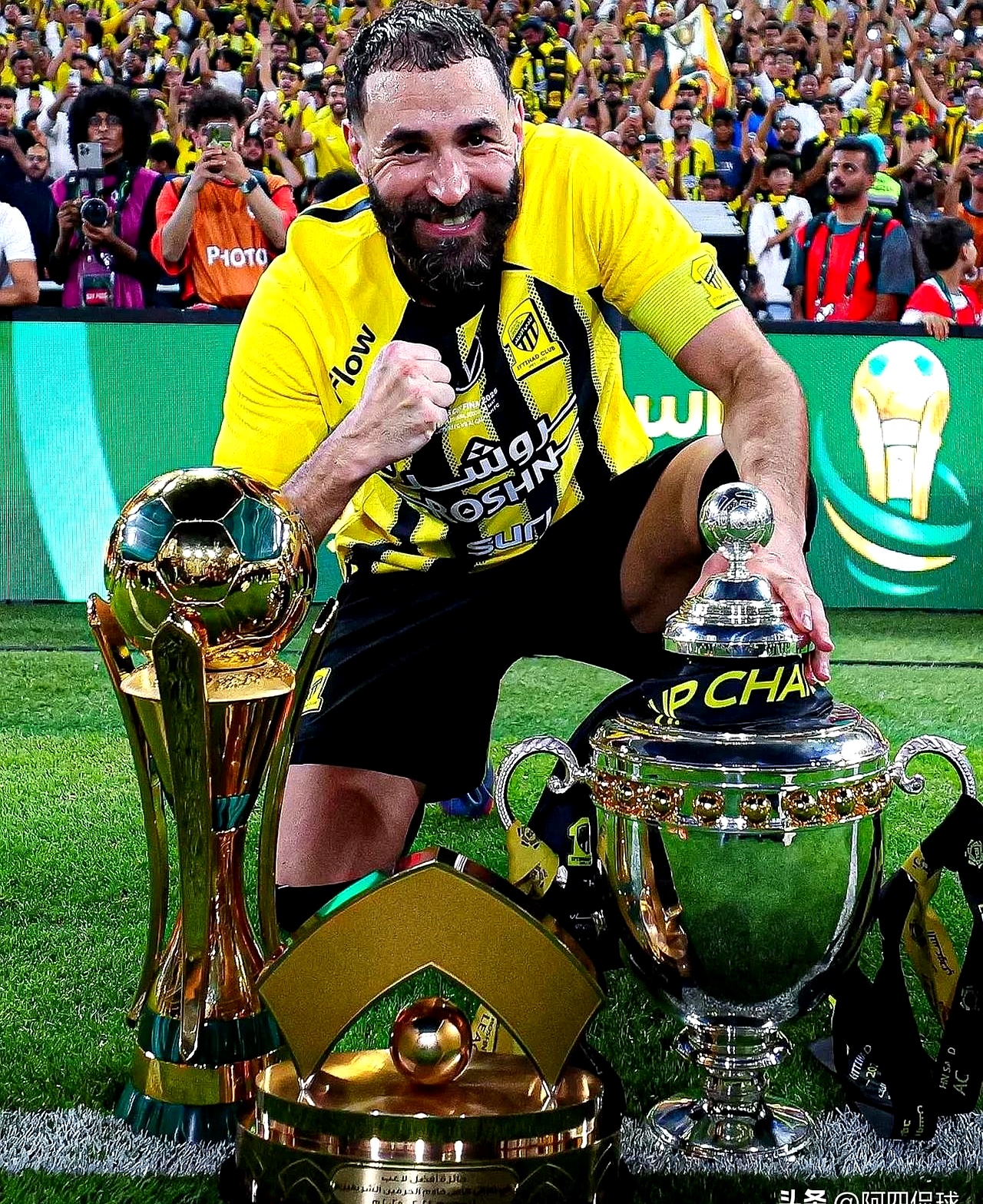 关于那不勒斯横扫巴萨，本泽马状态火热的信息