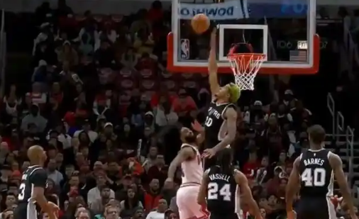 广东队完胜马刺，拉文点燃赛场