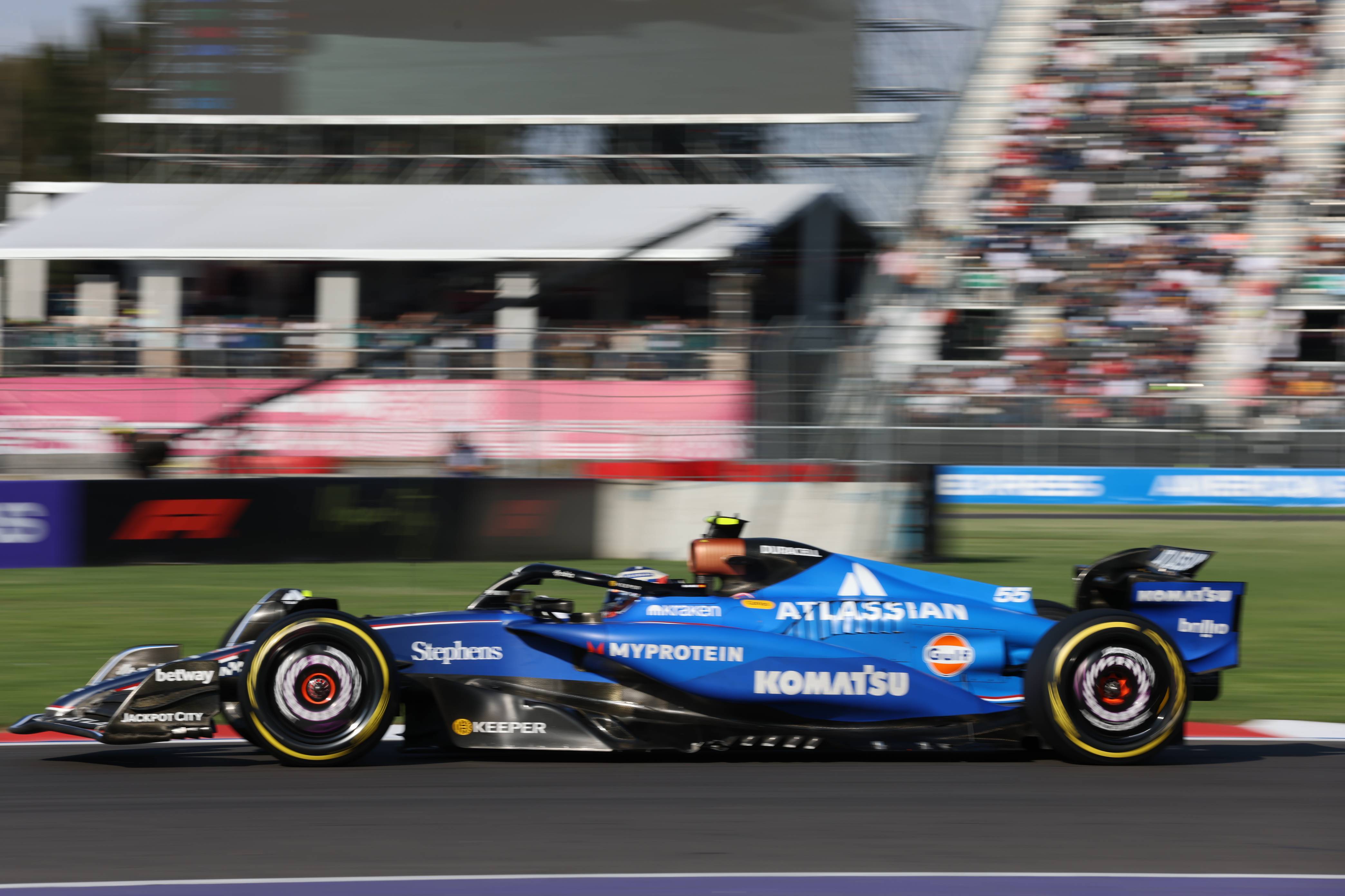 迈凯伦鏖战梅赛德斯，塞恩斯刷新纪录